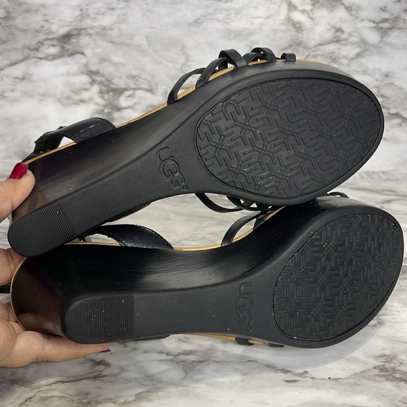 UGG Farrah Premium leather upper Leather straps Adjustable Buckle closure size 8 - Picture 15 of 16